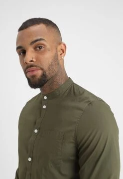 Pier One Muscle Fit Stand- Overhemd - Oliv -Herenkledingwinkel 259eaf52e4d4427a96fee394df68933f