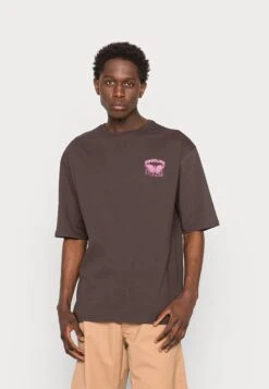 YOURTURN Nostalgia Future Tee Unisex - T-Shirt Print - Brown 9 YOURTURN Nostalgia Future Tee Unisex - T-Shirt Print - Brown -Herenkledingwinkel 36f7e96f8ea14564abd417ba45e7ff27