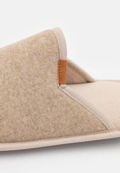 Pier One Pantoffels - Beige 13 Pier One Pantoffels - Beige -Herenkledingwinkel 4bb8e183218649be8d160cd154643fa0