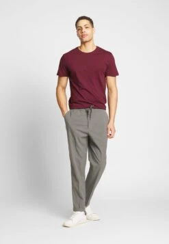 Pier One 3 Pack - T-Shirt Basic - White/Dark Blue/Red -Herenkledingwinkel 7d46c406b4f84647b7fcf18328327658