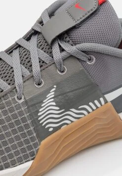 Nike Performance Metcon 8 Unisex - Trainingsschoen - Flat Pewter/Phantom/Med Brown/Light Crimson/Adobe/Cobblestone -Herenkledingwinkel 8653a01698a24a95a9623ef62e1b4c07