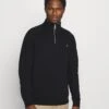 Farah Jim 1/4 Zip - Sweater - Black 1 Farah Jim 1/4 Zip - Sweater - Black -Herenkledingwinkel 92053f82bcba47f29c2aeff8f0d03044