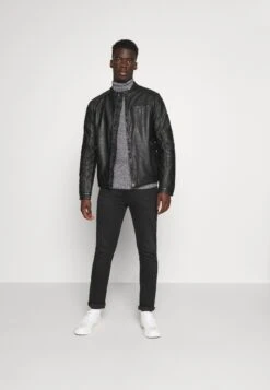 Herenkledingwinkel -Herenkledingwinkel 980d461669e946608dd2b414b76c7106