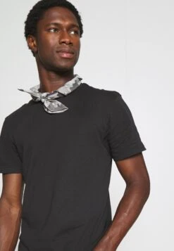 Pier One 3 Pack - T-Shirt Basic - Black/Mottled Dark Grey/Bordeaux 15 Pier One 3 Pack - T-Shirt Basic - Black/Mottled Dark Grey/Bordeaux -Herenkledingwinkel ae9b9691c10949c5b4edc17929f8c13a