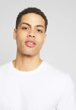 Pier One 3 Pack - T-Shirt Basic - White/Dark Blue/Red -Herenkledingwinkel bb58520a3fdd4addbd204975d9a479ed