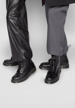 Dr. Martens 1460Boot - Veterboots - Black/White 15 Dr. Martens 1460Boot - Veterboots - Black/White -Herenkledingwinkel c91cd86114b04c94a9da0b3910d0bd2b