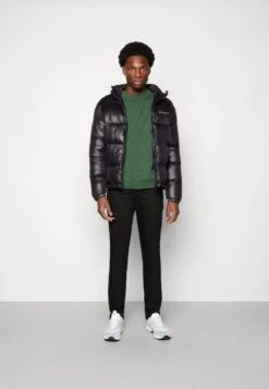 Racer Logo Puffer Jacket - Winterjas - Black 9 Racer Logo Puffer Jacket - Winterjas - Black -Herenkledingwinkel da3bc8dba5e24eeca3367bafda6b664b