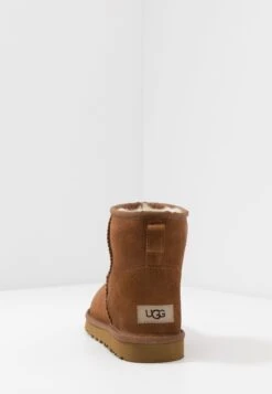 Ugg Classic Mini - Korte Laarzen - Chestnut 11 Ugg Classic Mini - Korte Laarzen - Chestnut -Herenkledingwinkel de7dfeefe13347f4a7dceeb4f76556d1