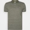 Pier One Poloshirt - Olive 1 Pier One Poloshirt - Olive -Herenkledingwinkel f21c0b2b47da44f6a6e3b68e1a627032
